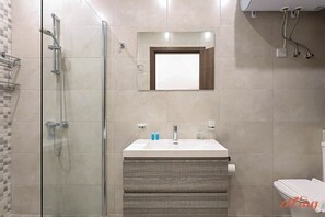 Shower, hair dryer, towels, shampoo