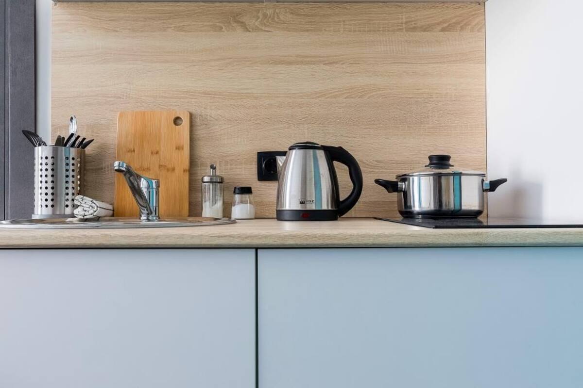 Mini-réfrigérateur, four à micro-ondes, surface de cuisson