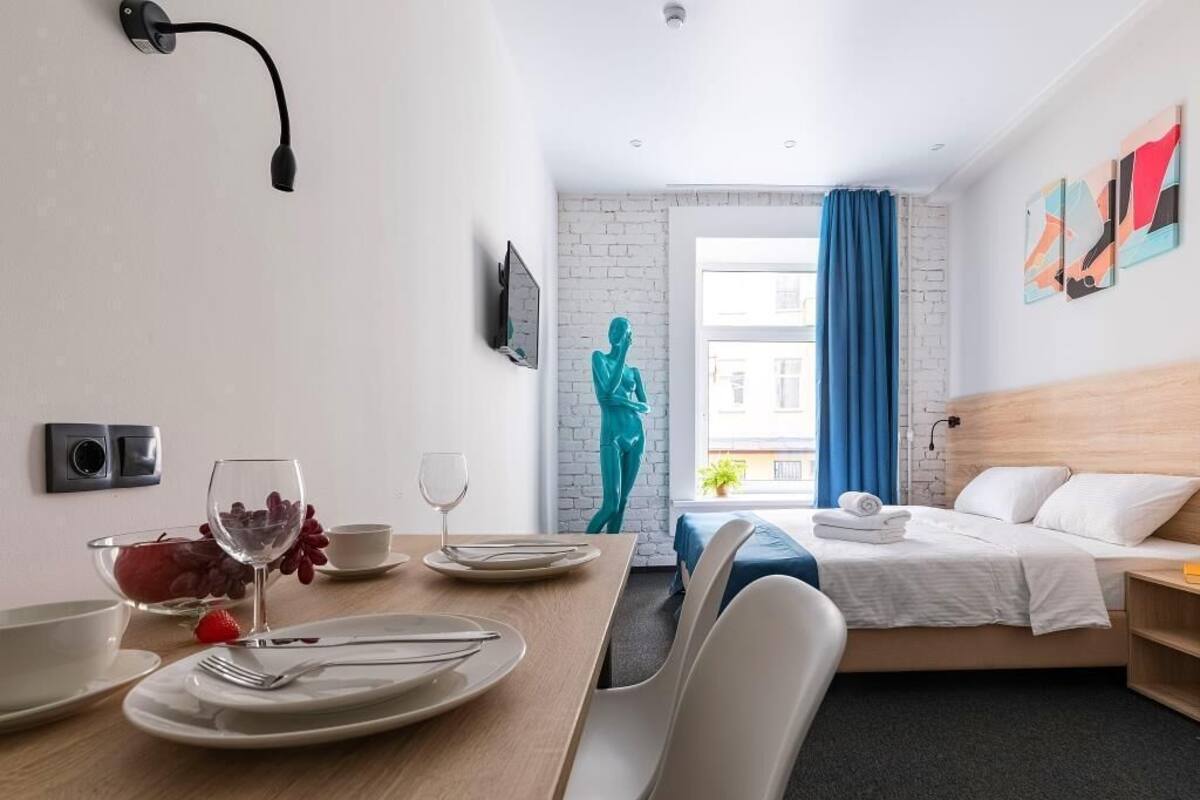 Chambre Confort double ou avec lits jumeaux | Coffre-fort, bureau, système d’insonorisation, accès au Wi-Fi (inclus)