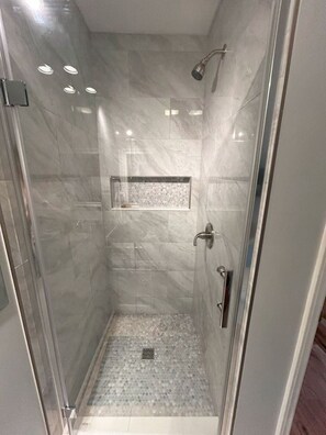 Douche, sèche-cheveux, serviettes fournies, savon