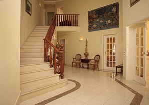 المنشأة من الداخل