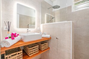 Douche, sèche-cheveux, serviettes fournies