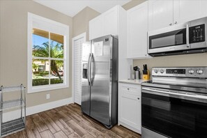 Frigorífico, microondas, horno y placa de cocina