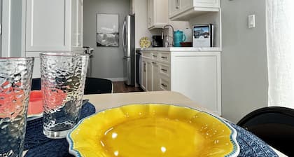Luxe Hideaway: Private Patio, BBQ, Wineries, 20 min to Beaches, King bed