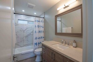 Duschwanne, Haartrockner, Handtücher, Seife