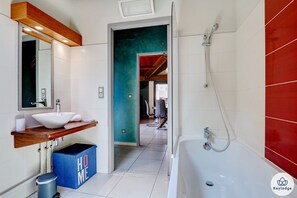 Baignoire, sèche-cheveux, serviettes fournies, savon