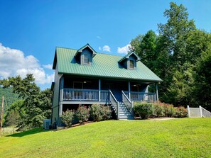 Exterior - Newly Remodeled- Spacious, Family-Friendly Cabin- Hot Tub, Arcade Room, Fire Pit (Townsend)