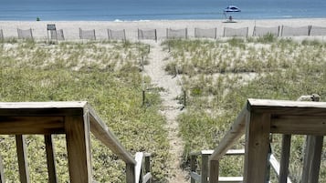 Plage, chaises longues