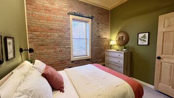 2 bedrooms, travel cot, free WiFi, bed sheets