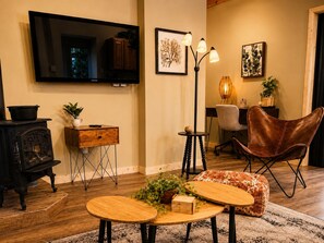 Smart TV, fireplace