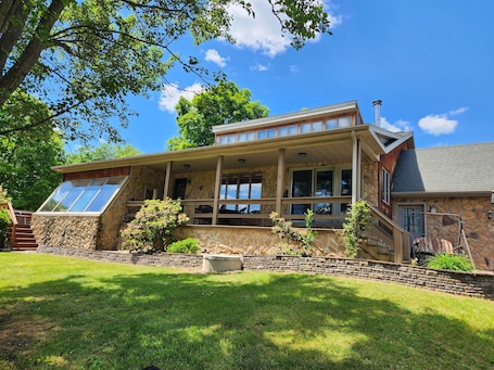 Exterior. House At Creekside Resort