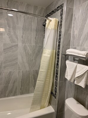 Duschwanne, Haartrockner, Handtücher, Seife