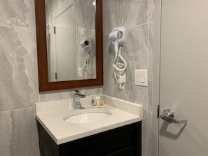 Ducha y bañera combinadas, secador de pelo, toallas y jabón