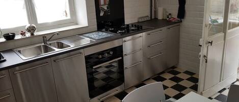 Frigorifero, microonde, forno, piano cottura