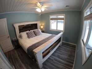 3 bedrooms, free WiFi, bed sheets - Modern Cozy Cottage w/ Lake Access (Crystal)