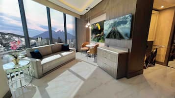 Suite King Jacuzzi | Área de sala de estar | Smart TV de 55 pulgadas con canales por cable, televisión y Netflix