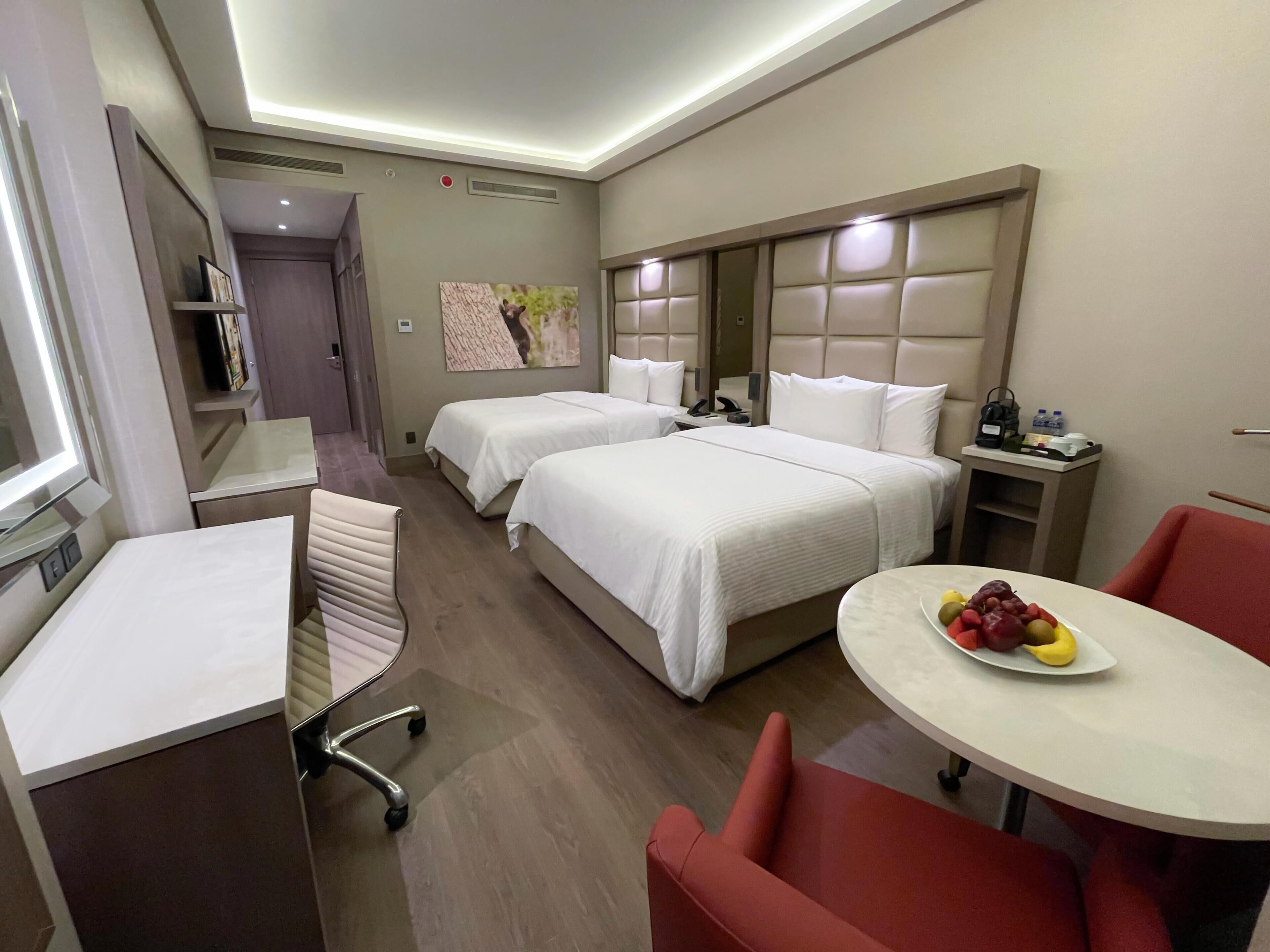 Luxe beddengoed, een kluis op de kamer, een bureau