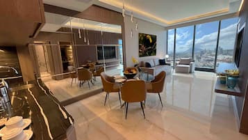 Suite King Plus Jacuzzi | Área de sala de estar | Smart TV de 55 pulgadas con canales por cable, televisión y Netflix