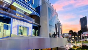 A modern hotel building with a prominent sign reading "SAFI Royal Luxury Hotels". - Safi Royal Luxury Metropolitan (San Pedro Garza García)