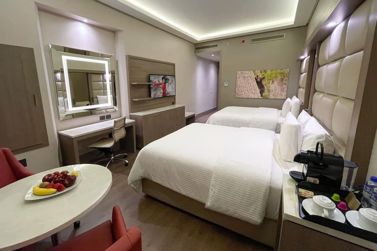 Doble Queen Luxury Panoramica | Luxe beddengoed, een kluis op de kamer, een bureau