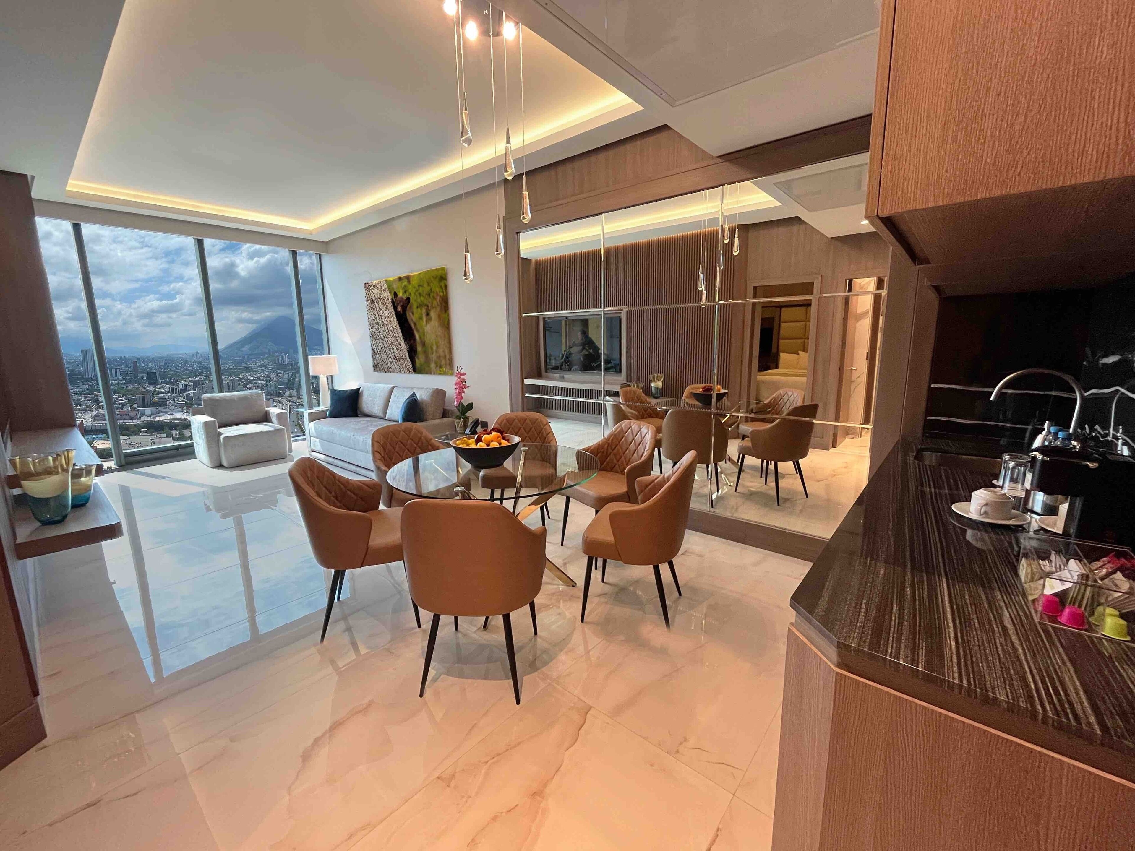 suite double queen | living area | 55-inch smart tv with cable channels, tv, netflix