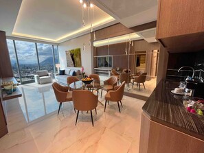 高級客房 | 起居區 | 55-吋智慧型電視、有線頻道、電視、Netflix