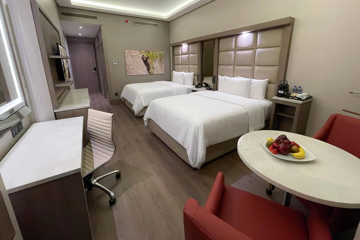 Luxe beddengoed, een kluis op de kamer, een bureau