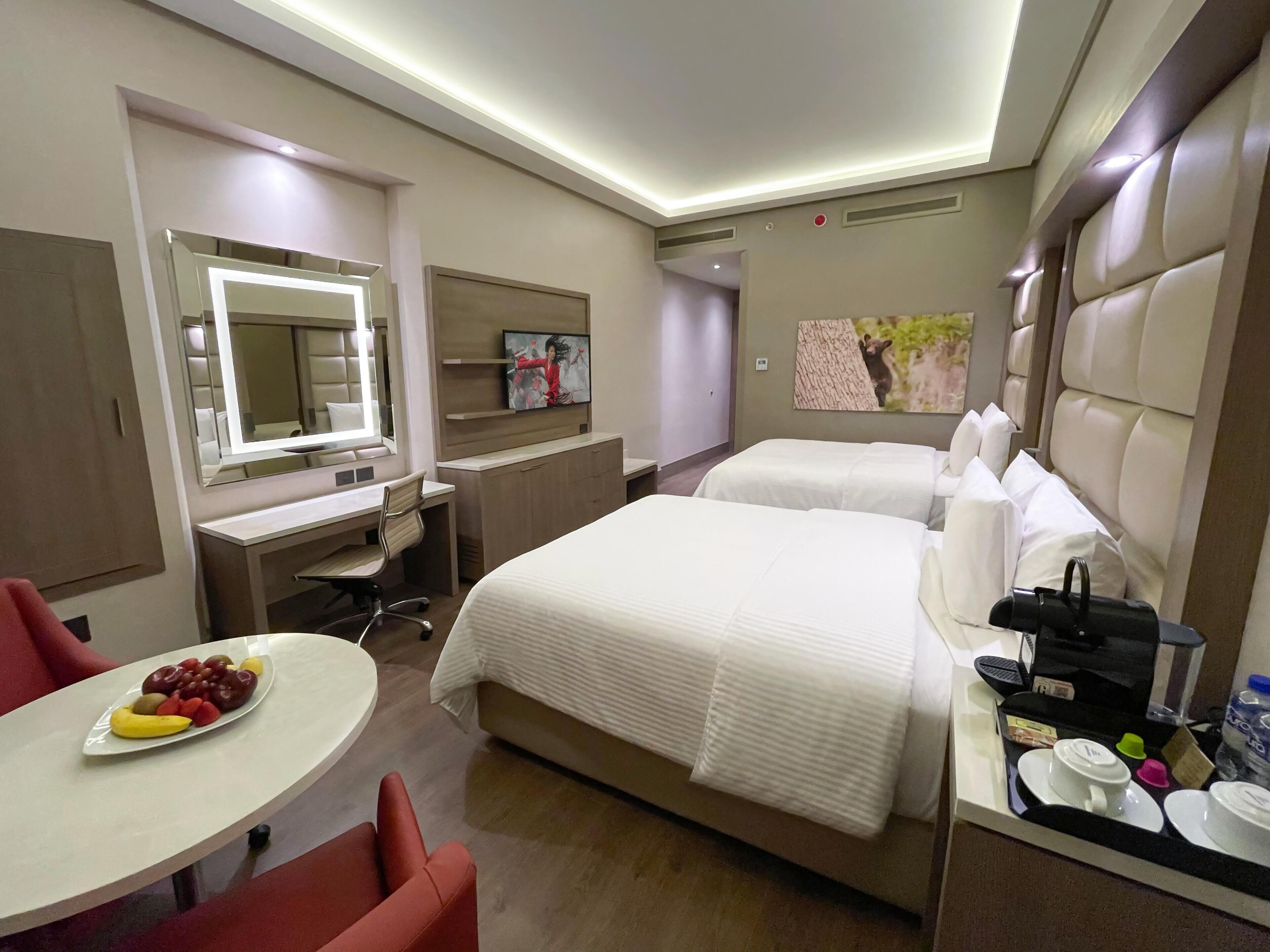 Luxe beddengoed, een kluis op de kamer, een bureau