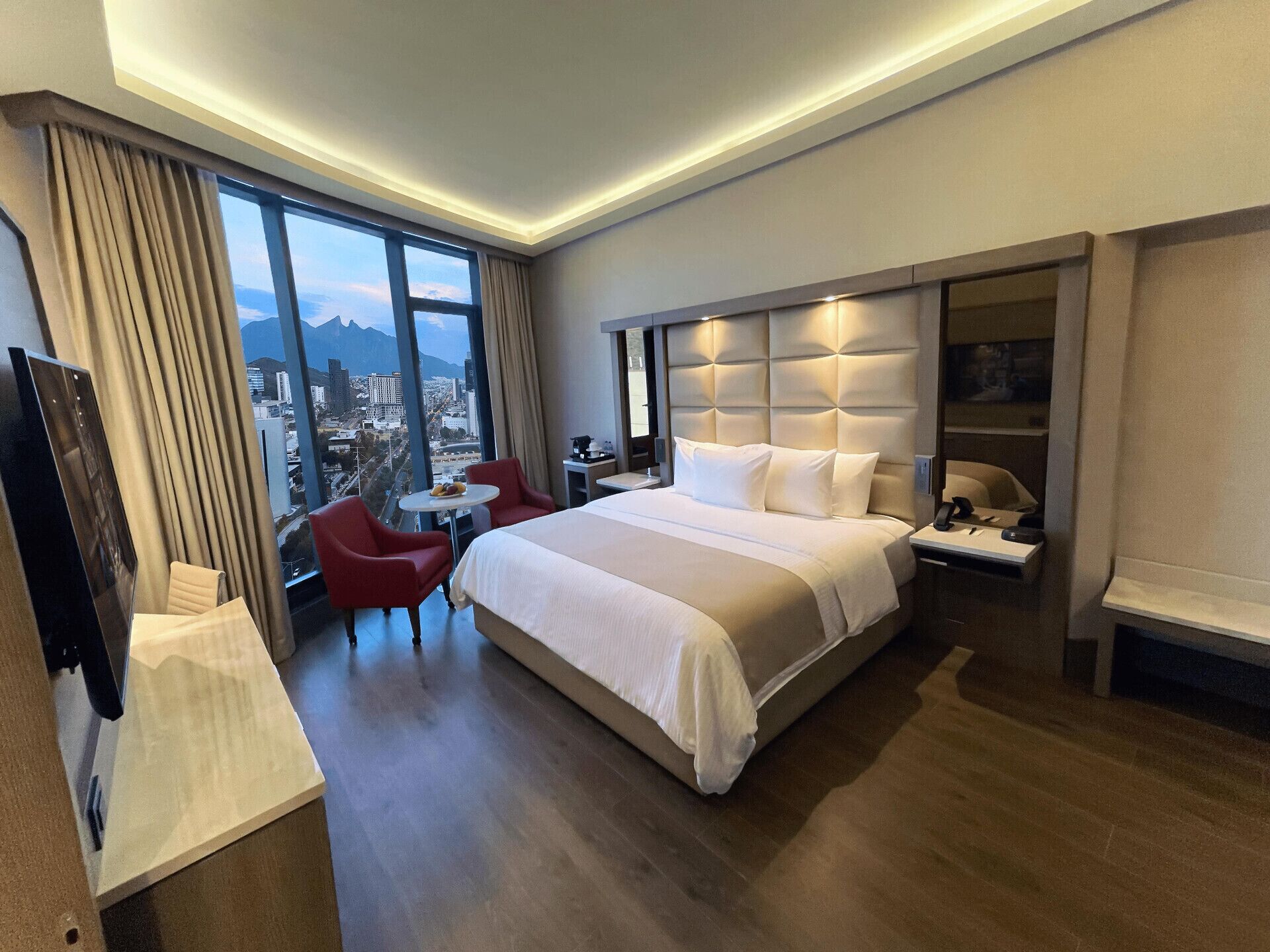 Luxe beddengoed, een kluis op de kamer, een bureau