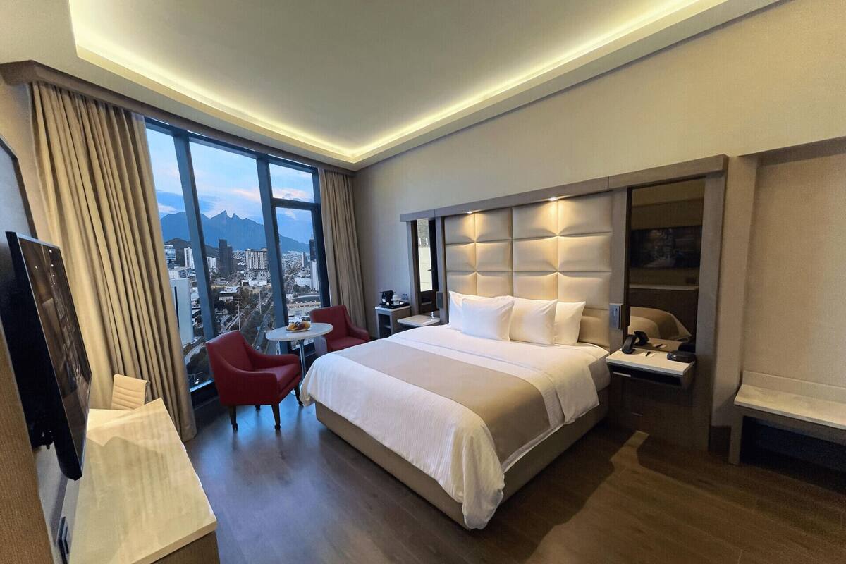 Luxe beddengoed, een kluis op de kamer, een bureau