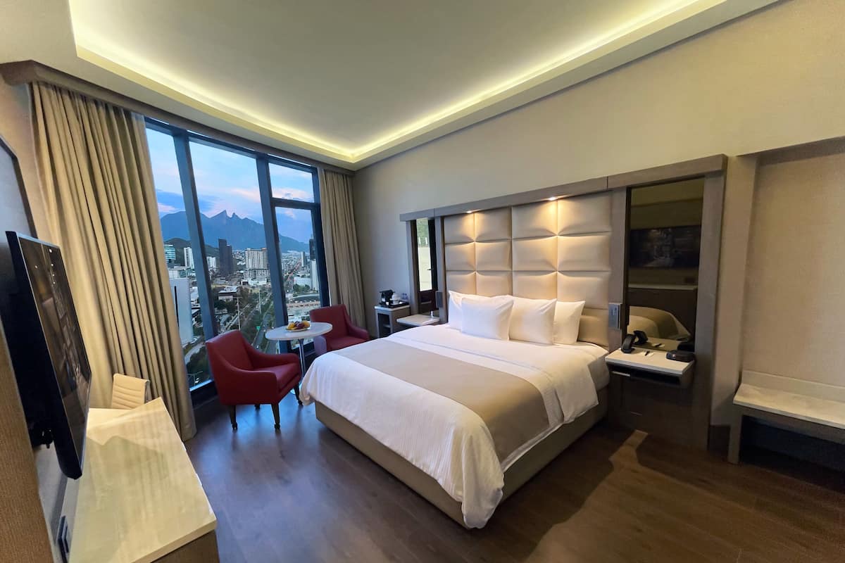 KING LUXURY PANORAMICA | Luxe beddengoed, een kluis op de kamer, een bureau