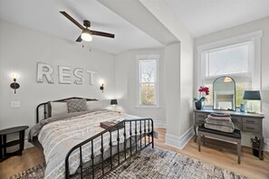 4 habitaciones, escritorio y tabla de planchar con plancha