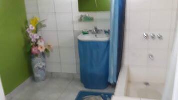 Single Room | Bathroom | Rainfall showerhead, towels, soap, shampoo