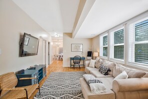 Smart-tv, een stereo en een computerscherm