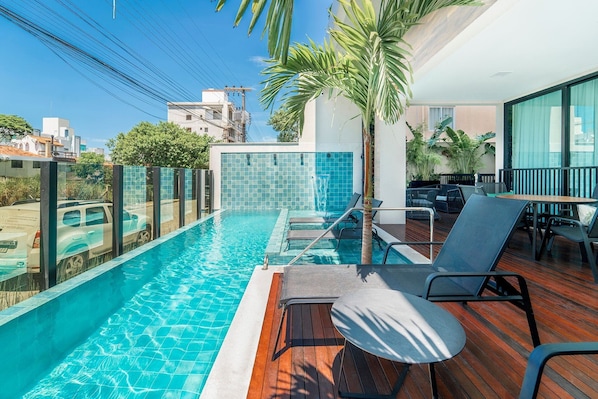 Una piscina al aire libre