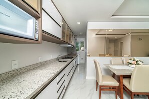Appartamento | Cucina privata | Frigorifero, piano cottura, tavolo da pranzo