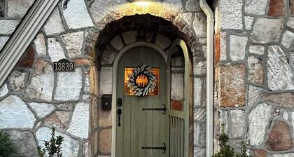 Twin River Stone Cottage - 7 BR/Sleeps 20