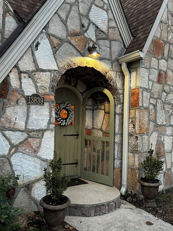 Exterior detail - Twin River Stone Cottage - 7 BR/Sleeps 20 (Norfork)
