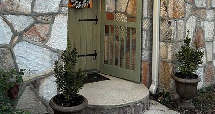 Twin River Stone Cottage - 7 BR/Sleeps 20