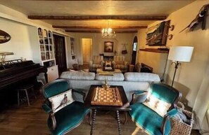 TV, ping pong, streaming services, stereo - Twin River Stone Cottage - 7 BR/Sleeps 20 (Norfork)