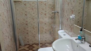 Dusche, HandtĂŒcher, Seife, Toilettenpapier