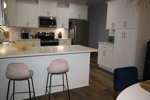Fridge, microwave, oven, stovetop - Beach house chic meets mid-century modern (Carolina Beach)