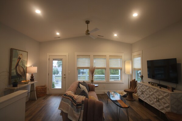 Smart TV - Beach house chic meets mid-century modern (Carolina Beach)