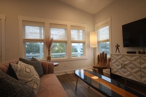 Smart TV - Beach house chic meets mid-century modern (Carolina Beach)