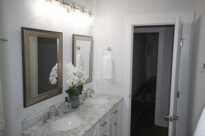 Combinazione doccia/vasca, asciugacapelli, asciugamani, sapone