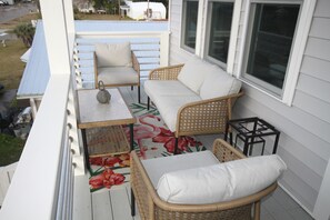 Property grounds - Beach house chic meets mid-century modern (Carolina Beach)