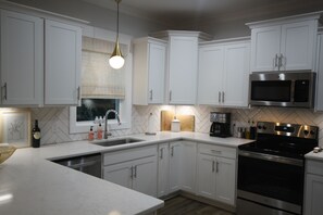 Fridge, microwave, oven, stovetop - Beach house chic meets mid-century modern (Carolina Beach)