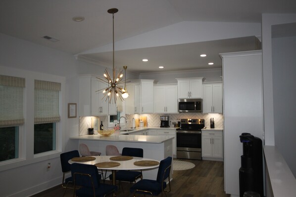 Fridge, microwave, oven, stovetop - Beach house chic meets mid-century modern (Carolina Beach)