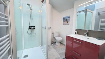 Douche, articles de toilette gratuits, sĂšche-cheveux, papier toilette