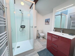 Regadera, amenidades de baño gratuitas, secadora de cabello 